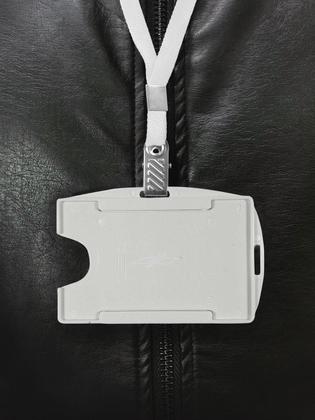 Imagem de 10 Cordões + 10 Protetores de Crachá Branco