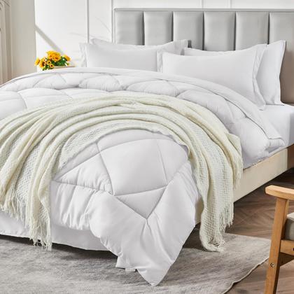 Imagem de Cama em uma bolsa CozyLux King White com edredom, lençóis de 7 peças