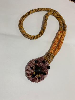 Imagem de Colar em linha de algodão (macramê)