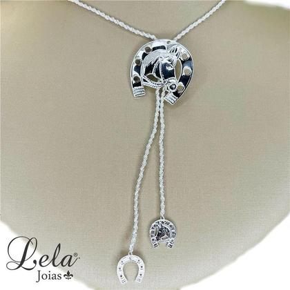 Imagem de Corrente cordão baiano com pingente ferradura com cavalo efeito gravata com duas ferraduras folheado a ródio branco