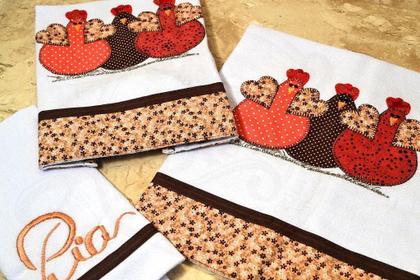 Imagem de Kit de Cozinha Bordado Patchwork - Trio de Galinhas