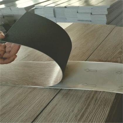 Imagem de Piso Vinilico Autocolante Em Régua Madeira 02 Unid.