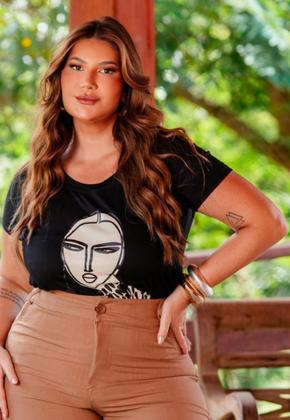 Imagem de T-shirt Plus Size Estampa Artística em Malha